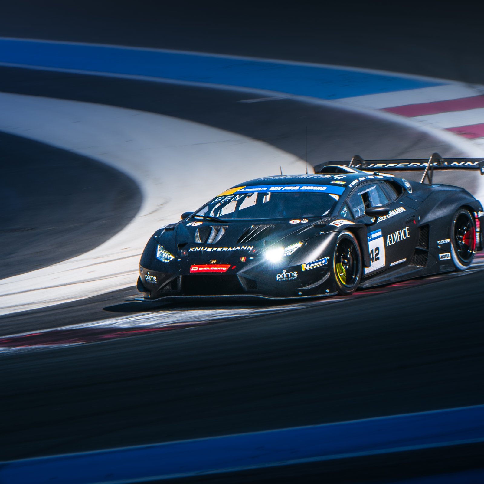 Lamborghini Huracán GT3 noire dans un virage au Paul Ricard
